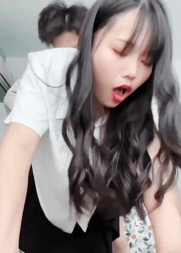 高颜质女学生约炮画面，隐忍的表情有那个醍醐味儿