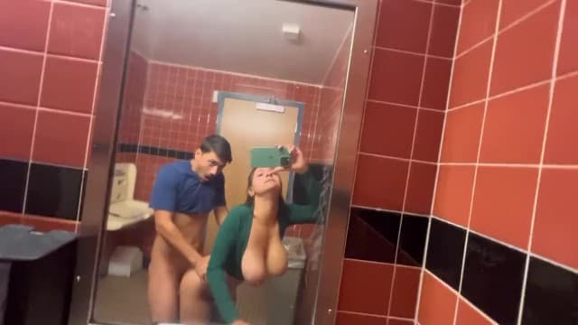 Hailey Rose and Max Fills - 在公共浴室里做爱中出