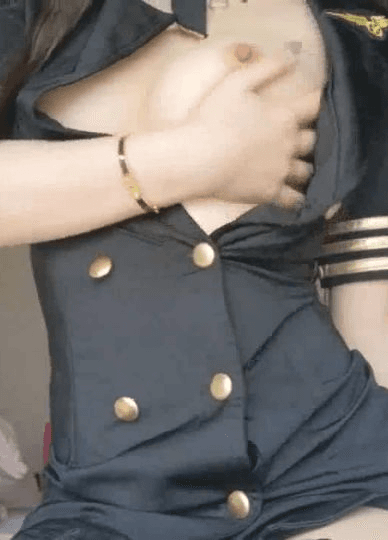 制服摩擦假屌再慢慢的插入粉红小穴里