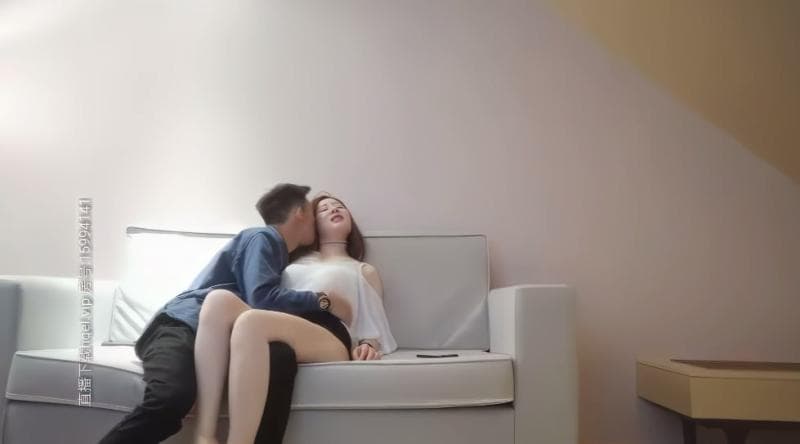 【午夜寻花】约了个高颜值甜美妹子，沙发摸逼调情再到床上口交勐操，搞得呻吟娇喘非常诱人