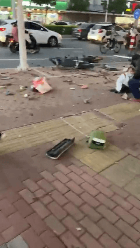 昨天下午广东汕头宝马车祸母女当场身亡2