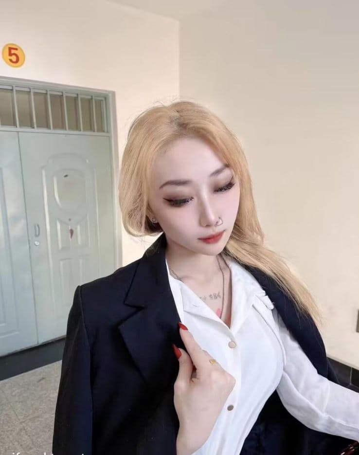 这妹子是我从从圈子里面看到的,生活照的颜值和身材